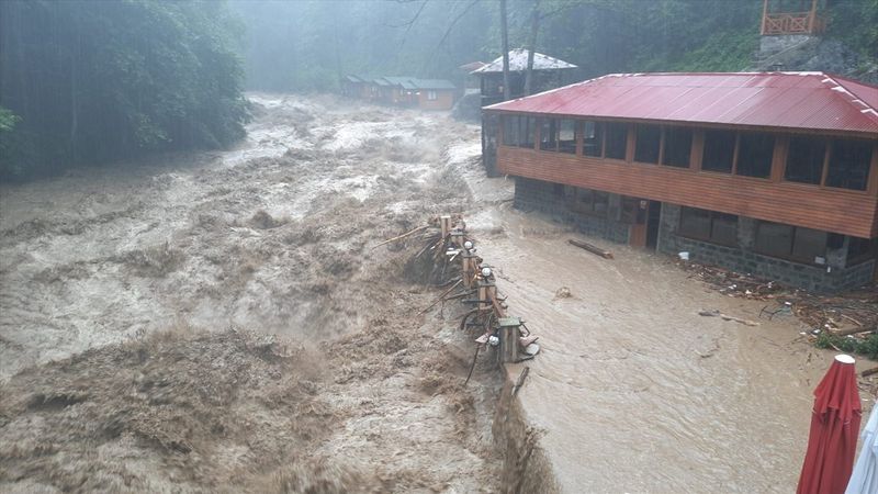 Doğu Karadeniz'de sağanak yağış etkisini gösterdi