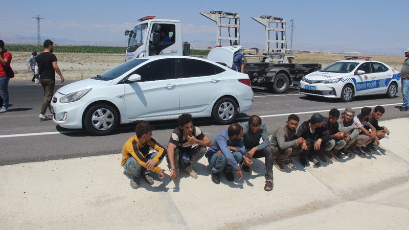 Konya'da otomobilde 10 kaçak göçmen yakalandı