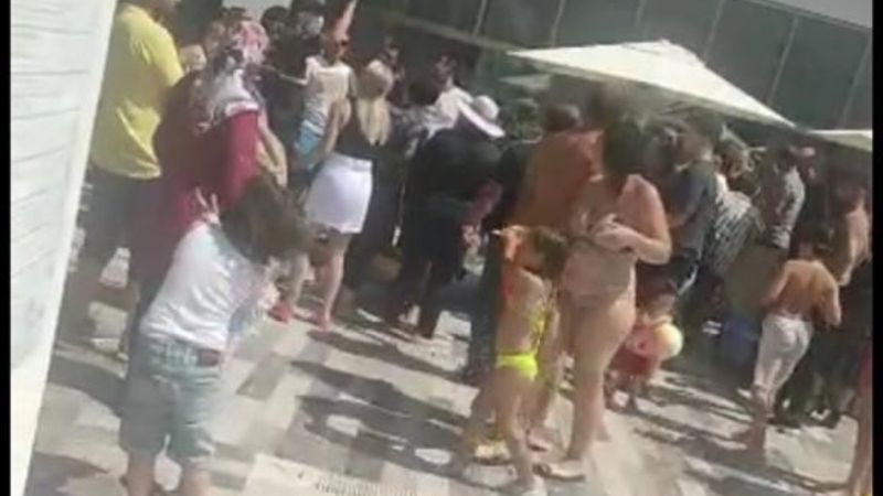 Antalya'daki otelde tatilciler, havuzu bastı