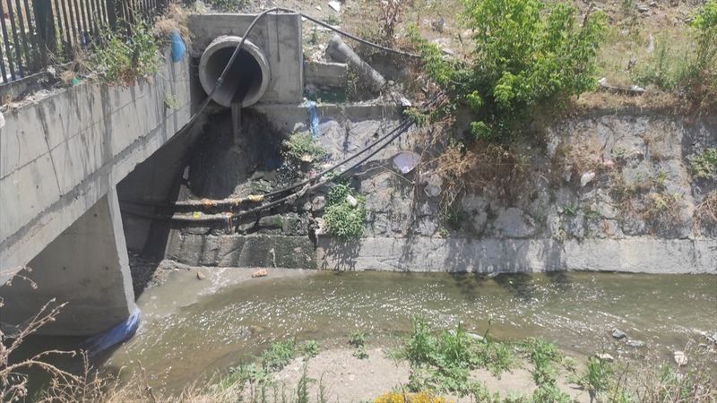 Esenyurt'ta dereye akan kirli sular ile atıklar mahalleliyi isyan ettirdi
