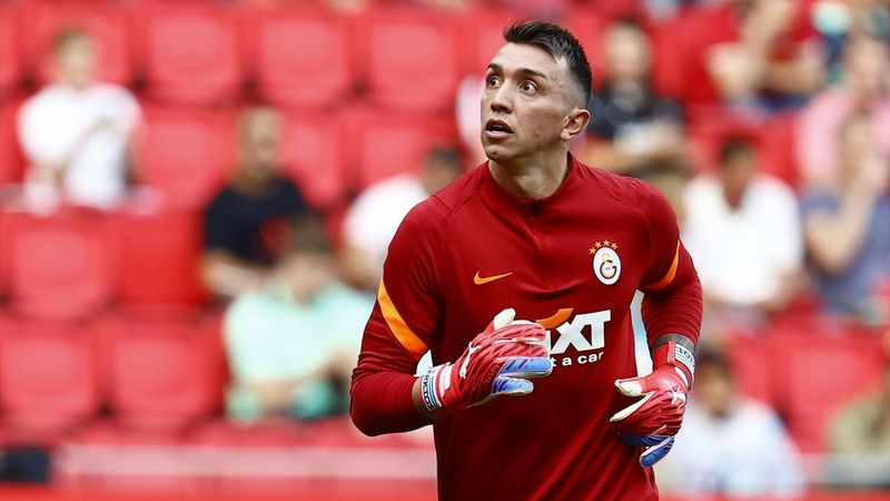 Muslera, 35 yaş üstü en çok maaş alan ikinci kaleci