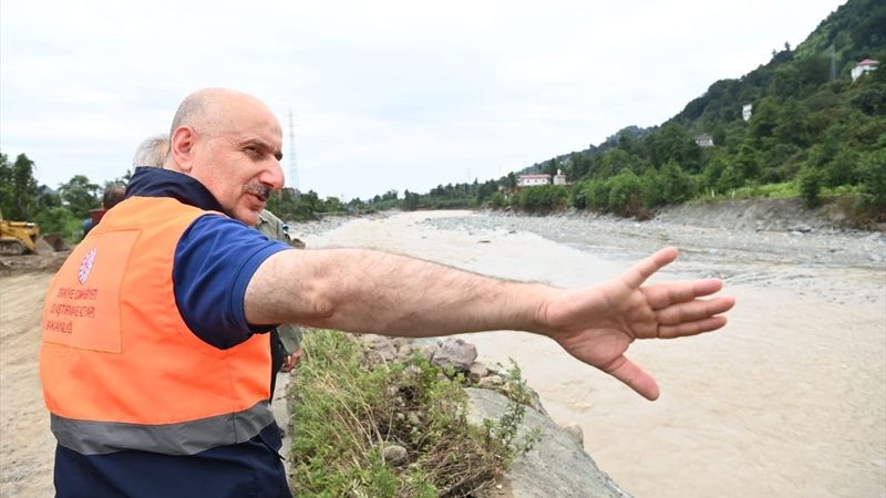 Adil Karaismailoğlu, Artvin'de selin etkili olduğu alanları inceledi