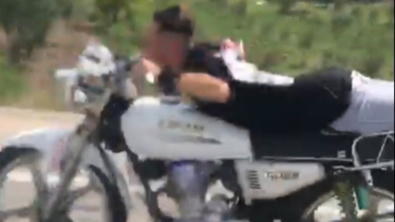 Bilecik'te motosikleti üzerine yatarak sürdü