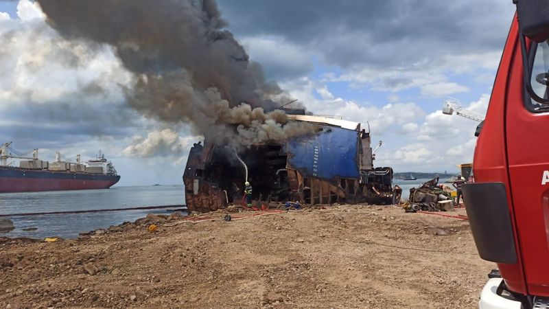 Yalova'da hurda gemi alev aldı