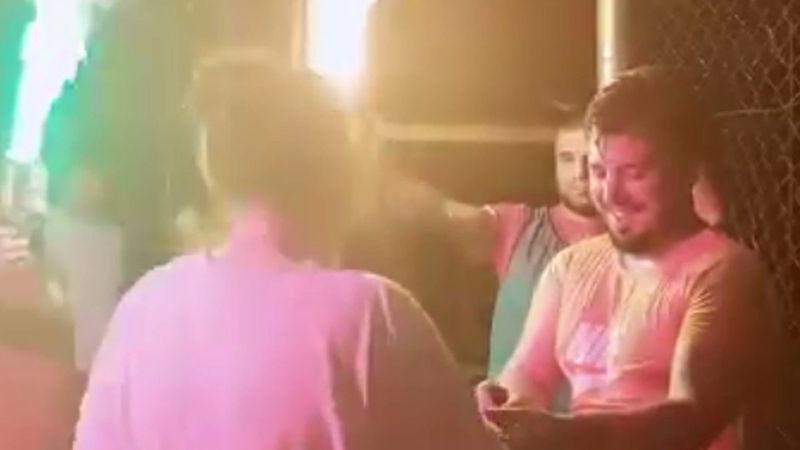 Antalya’da kız arkadaşına halı sahada evlilik teklifi etti