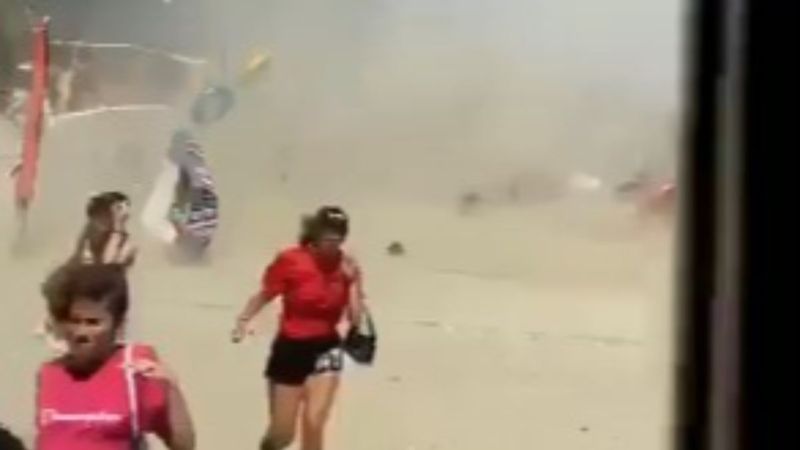 Balıkesir'de hortumdan kaçan vatandaşların görüntüsü