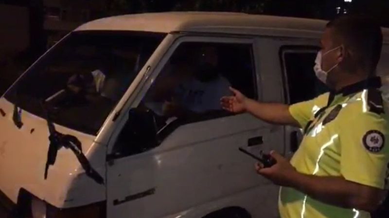 Adana'da 3 kişilik minibüse 19 kişi bindiler