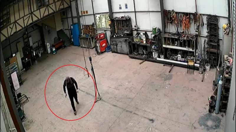 Bursa'da hırsızın alarm paniği kamerada