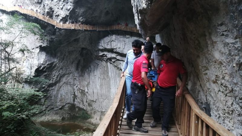 Kastamonu’da kanyonda düşen kadın sedye ile 1 kilometre taşındı