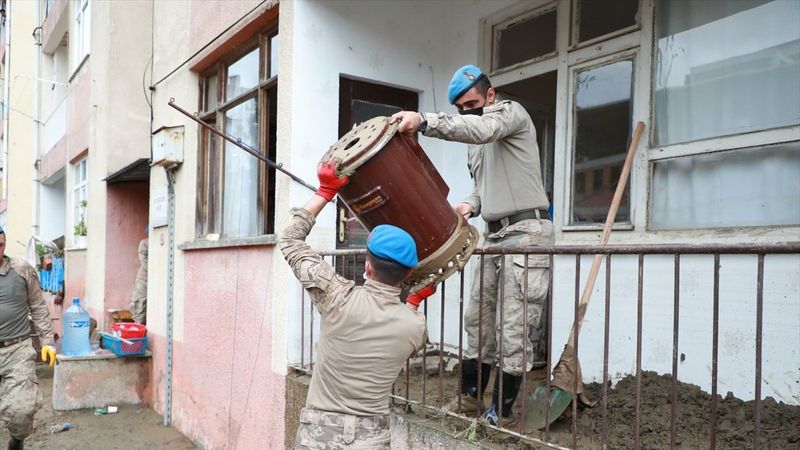 Arhavi'de sel sonrası temizlik çalışmaları devam ediyor