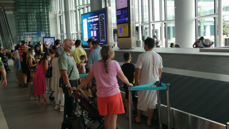 İstanbul havalimanlarında dönüş yoğunluğu