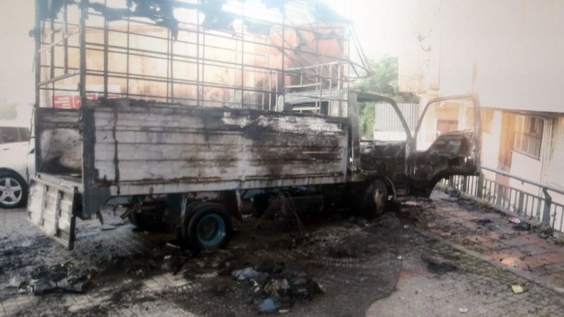 Kağıthane'de evsizlerin kaldığı aracı böyle kundakladı