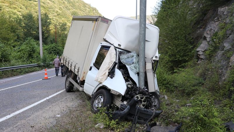 Karabük'te kamyonet direğe çarptı: 1 ölü