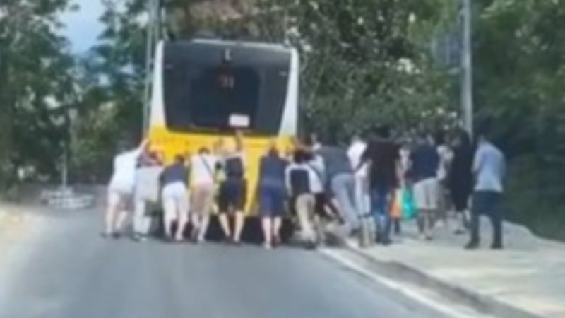 Sarıyer'de arızalanan İETT otobüsünü yolcular itti