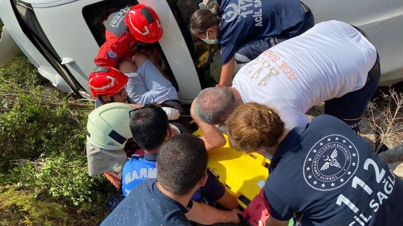 Muğla’da şarampole yuvarlanan araçtan yaralı kurtuldu