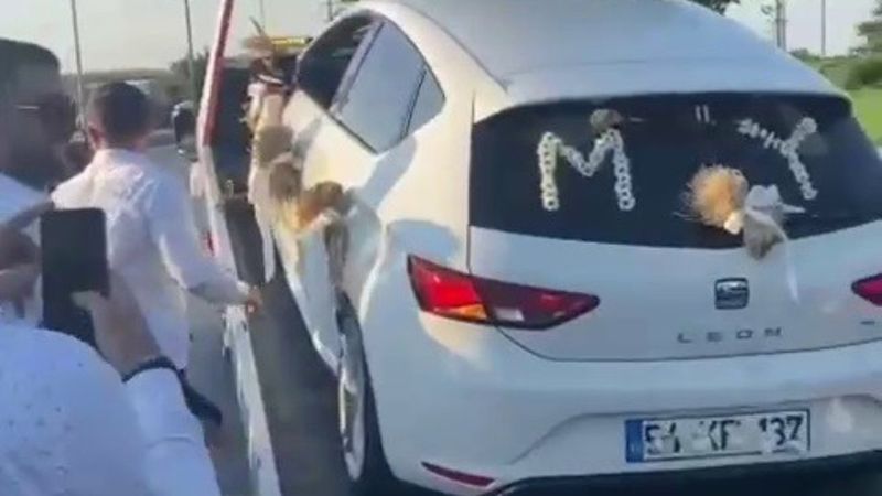 Sakarya'da düğün salonuna çekicinin üzerinde gittiler