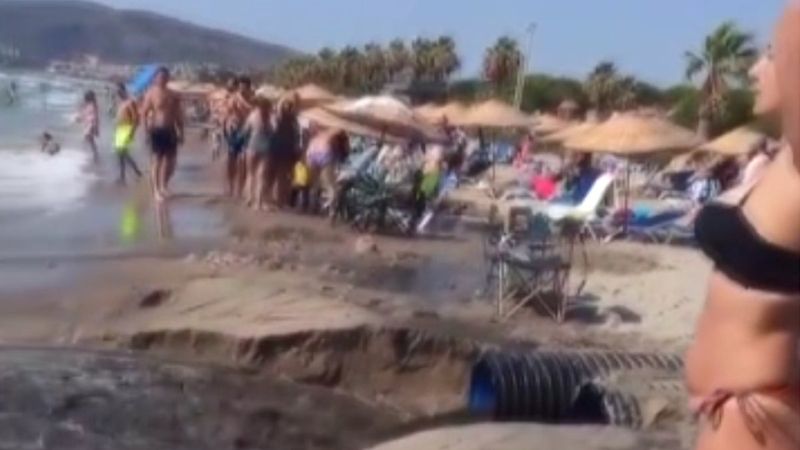 Kuşadası'nda lağım suları denize karıştı