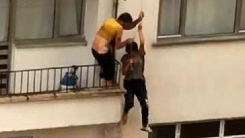 Arhavi'de selde mahsur kalan çiftin kurtuluşu