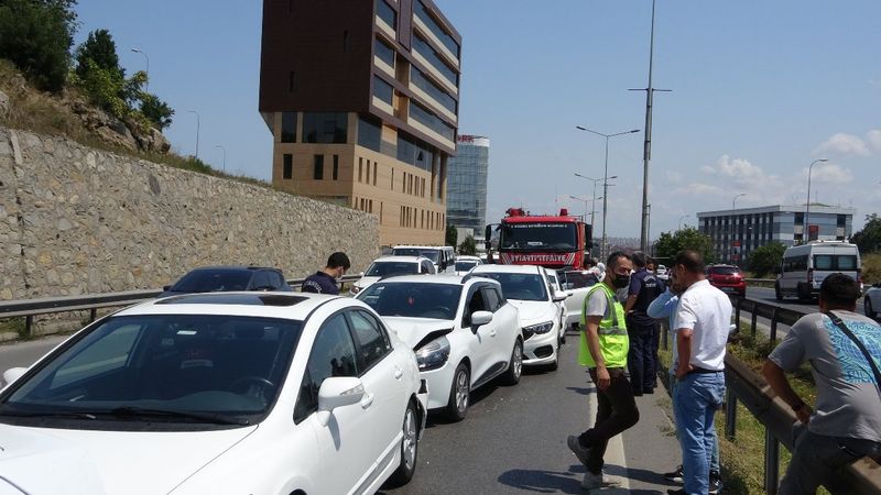 Pendik’te kaza: 5 araç birbirine girdi