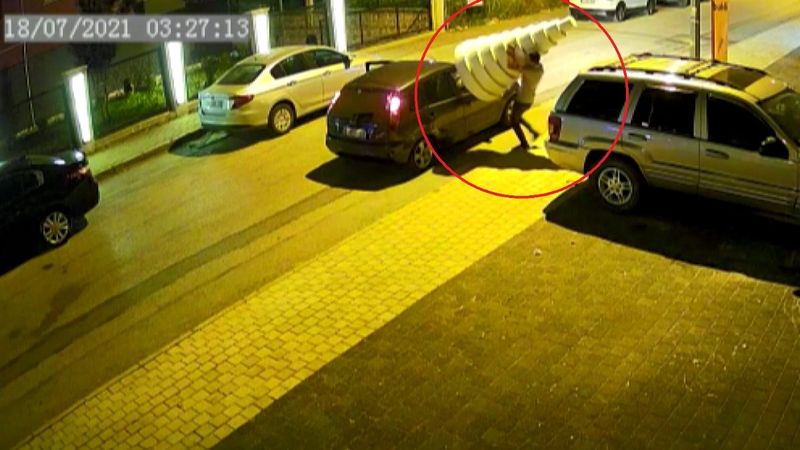 Bursa'da 10 katlı maket düğün pastası, otomobilin tavanına konularak çalındı