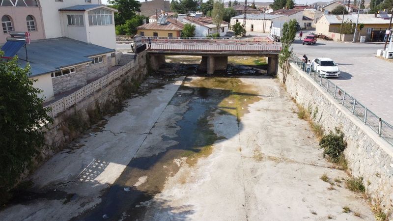 Sivas’ta Tecer Irmağı tamamen kurudu