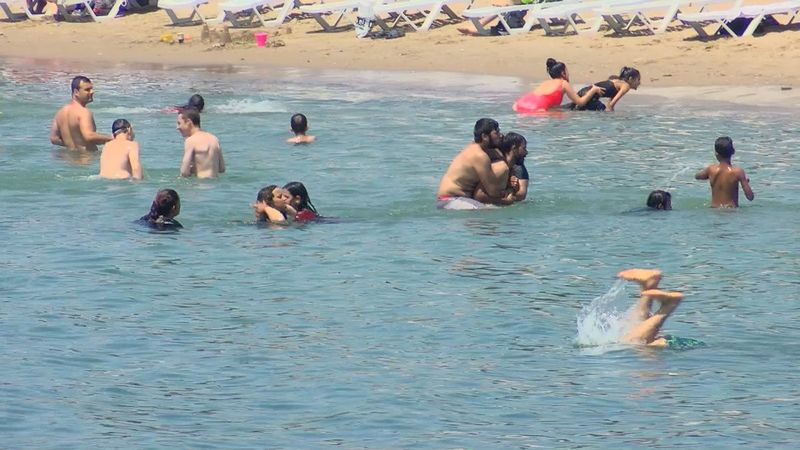 İstanbul'da sıcaktan bunalanlar Caddebostan'da denize girdi