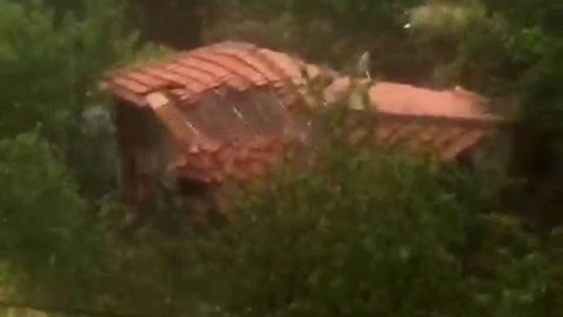 Amasya'da selin evi yıkma anı