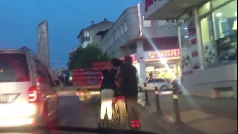 Sultanbeyli'de patenli gençlerin motosikletle yolculuğu kamerada