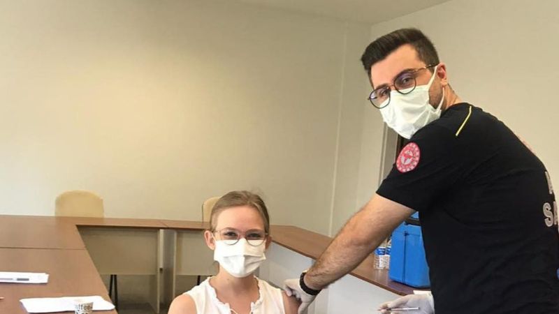 Aydın'da acil tıp teknikeri, eşinin aşısını kendisi yaptı