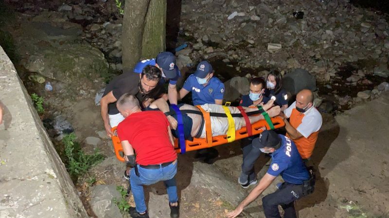Bursa’da alkollü şahıs, 4 metre yüksekten dereye düştü