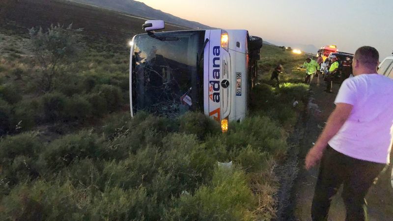 Aksaray’da yolcu otobüsü şarampole devrildi