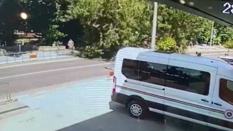 Düzce'de ağaç devrilince, altındakiler son anda kurtuldu