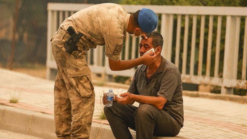 Manavgat'ta güvenlik güçlerinden vatandaşlara destek