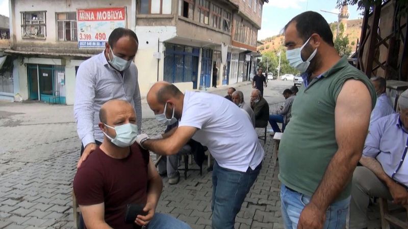 Muş'ta kahvehanedeki vatandaşlar, sağlıkçılar tarafından aşılandı