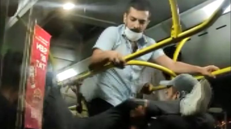 Üsküdar’da, otobüste maske kavgası