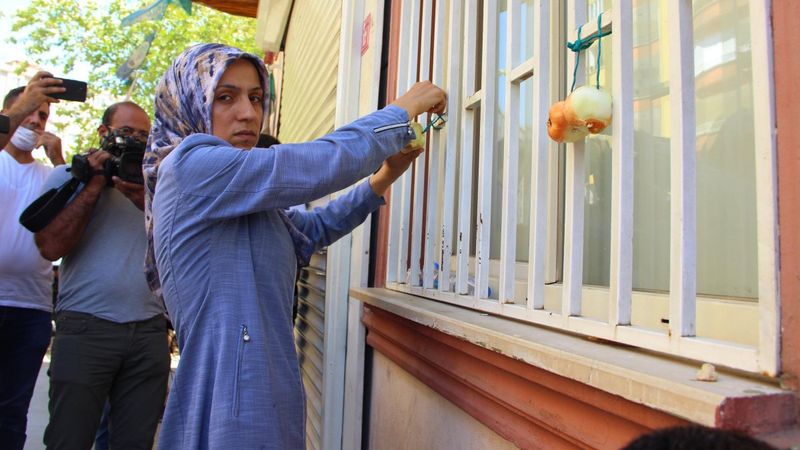 Evladına kavuşan Ayşegül Biçer, HDP binasına soğan astı