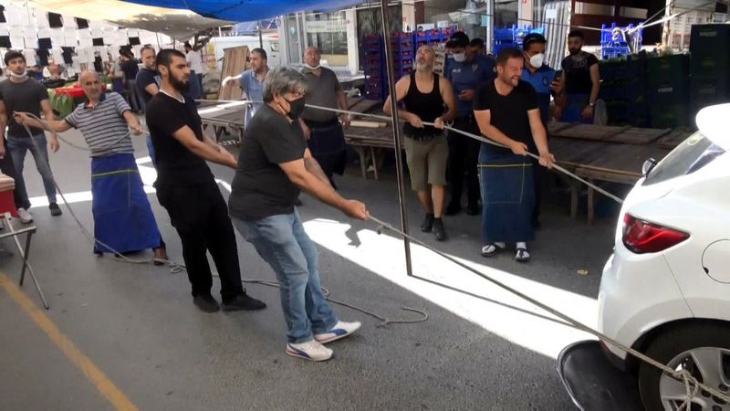Avcılar'da pazara park edilen otomobile esnaftan operasyon