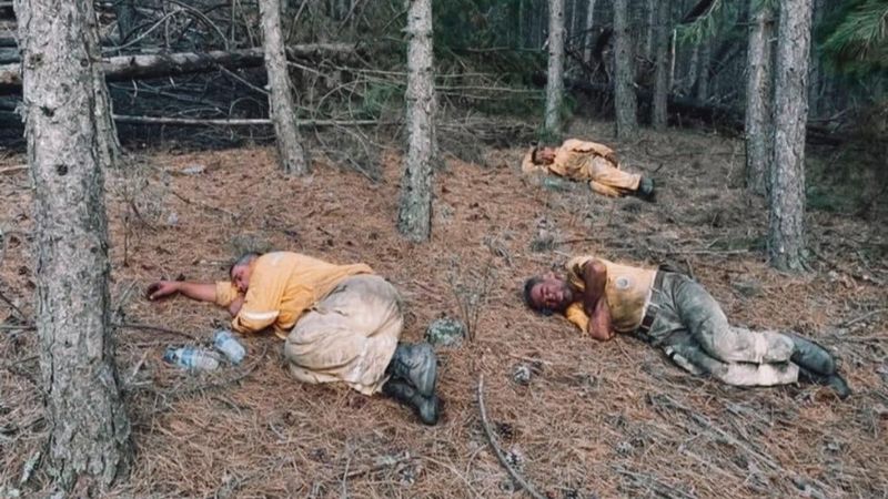 Kahraman personeller, yangını söndürdükten sonra toprakta uyudu