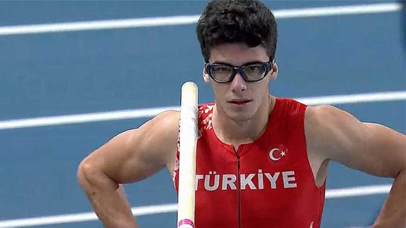 Sırıkla atlamada tarihi başarı: Ersu Şaşma finalde