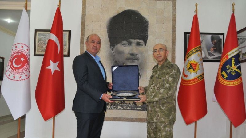 Ankara'daki kışlada yangın çıkaranı yakalatan albaya plaket verildi