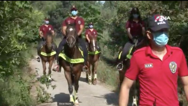 Çekmeköy'de atlı ekipler, yangına karşı orman denetimi yaptı