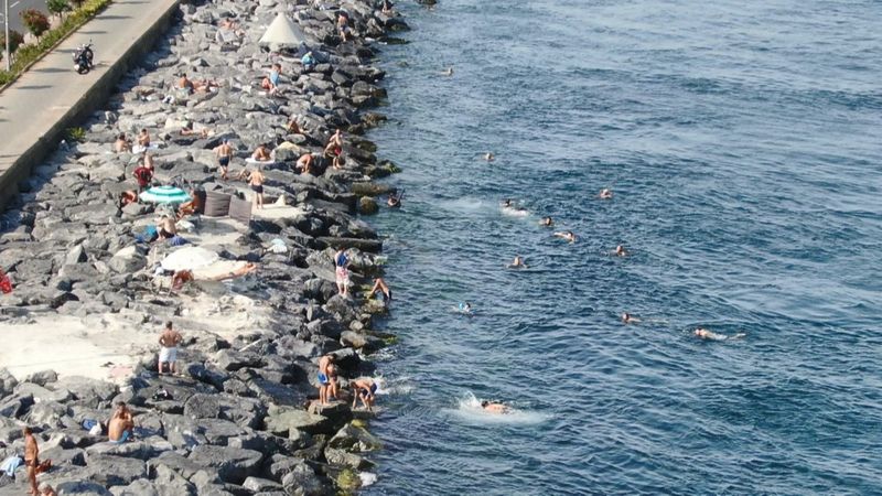 Sarayburnu Sahili, sıcaktan bunalıp denize girenlerle doldu