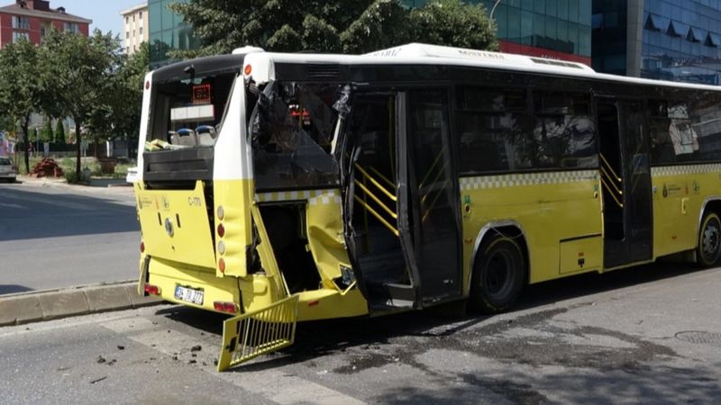 Ümraniye'de kamyonla otobüs çarpıştı