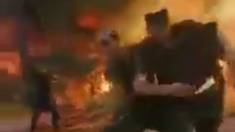 Askerler, Marmaris'teki orman yangınında alevlerin ortasında kaldı