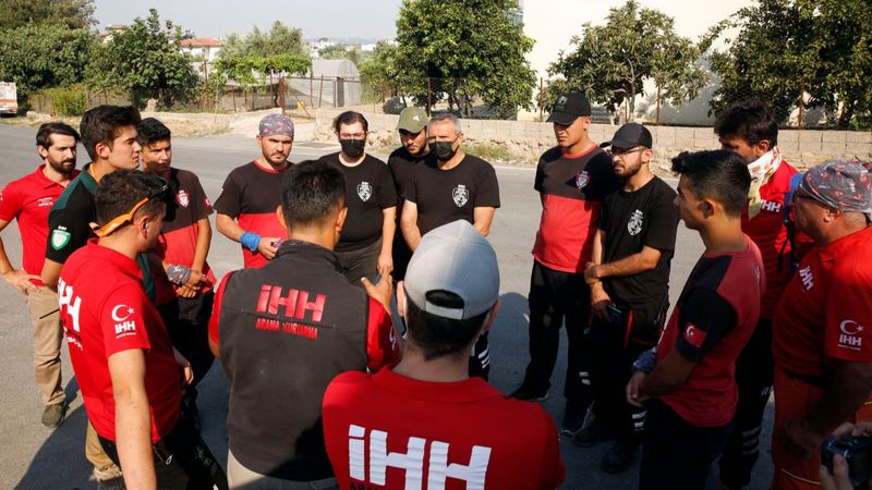 İHH ekipleri yangın bölgelerinde