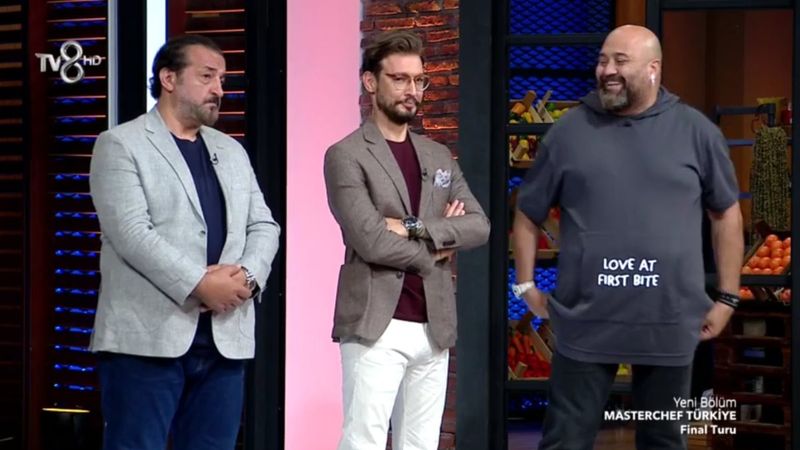 'Love at first bite' ne demek? Somer Şef'in tişörtü merak konusu oldu