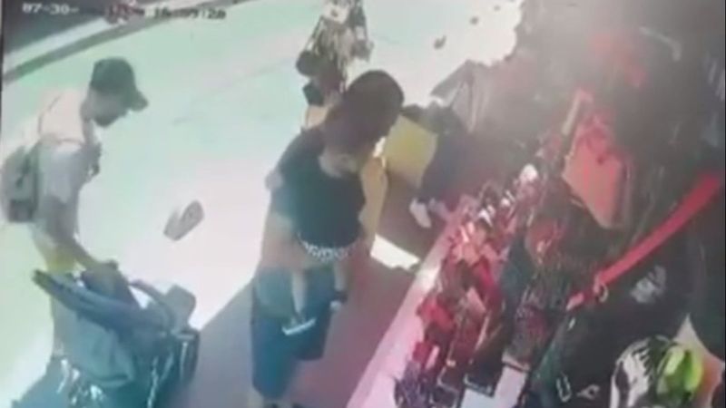 Fatih’te bebek arabasından turistlerin çantasını çaldı