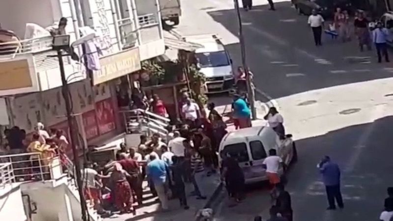 Esenyurt'ta komşular arasında sopalı çöp dökme kavgası çıktı