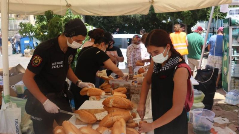 Antalya’da yangın bölgesindeki ekipler, vatandaşlar için seferber oldu