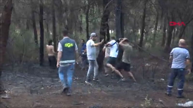 İzmir'de söndürme çalışmalarında halk ekiplere destek oldu